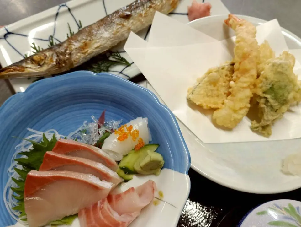 満帆荘の金印定食（刺身・天ぷら・焼き魚）
