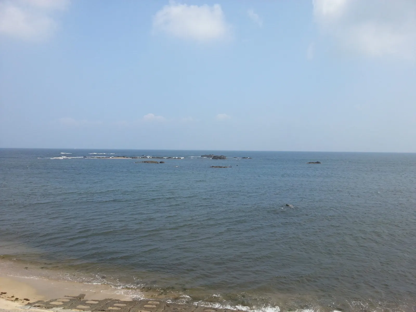 志賀島 勝馬海水浴場 — 松の木と砂浜