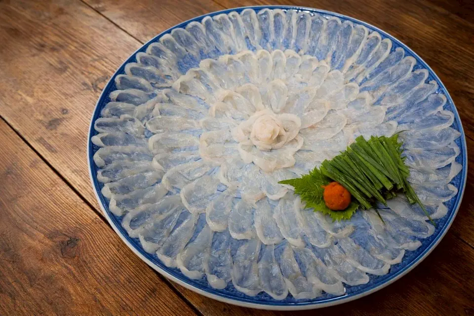 大皿に盛ったとらふぐ刺し