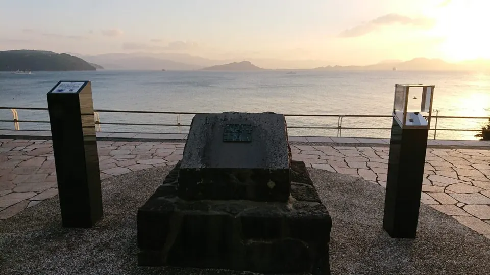 志賀島の金印公園にある金印発見の碑。江戸時代に発見された漢委奴国王の金印にちなむ志賀島観光の定番スポット。