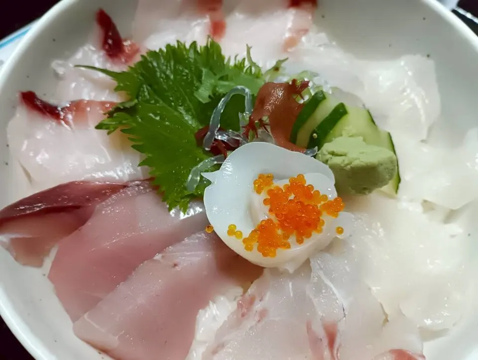 満帆荘の海鮮丼・玄界灘の新鮮な刺身丼