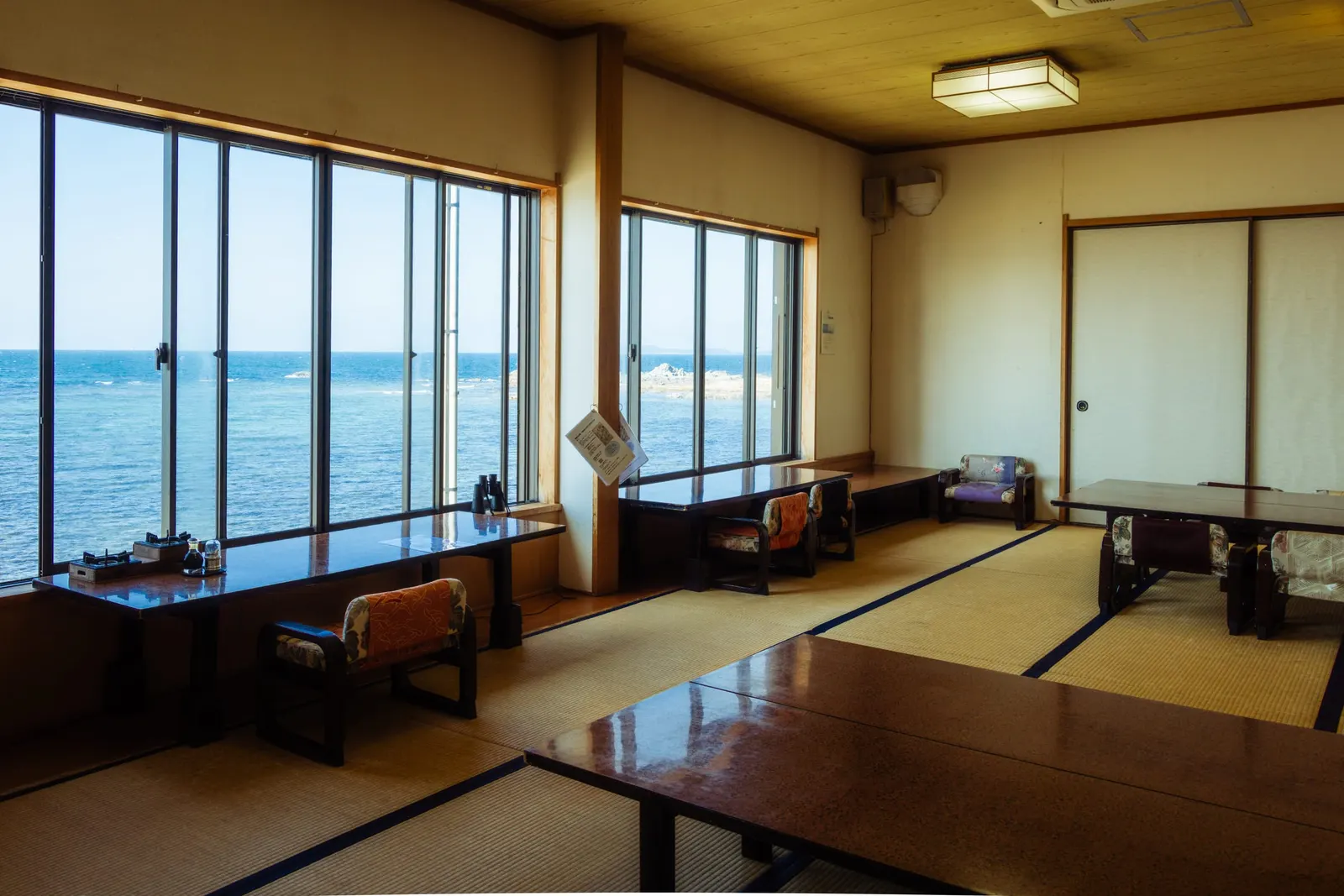 満帆荘 窓いっぱいに海が見える広間