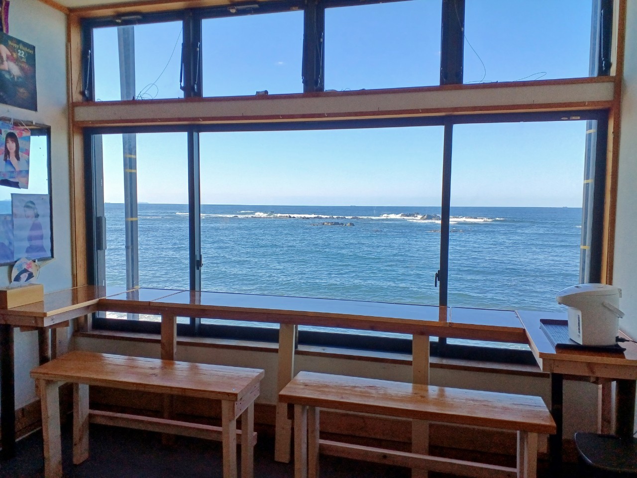 Counter seats overlooking the sea