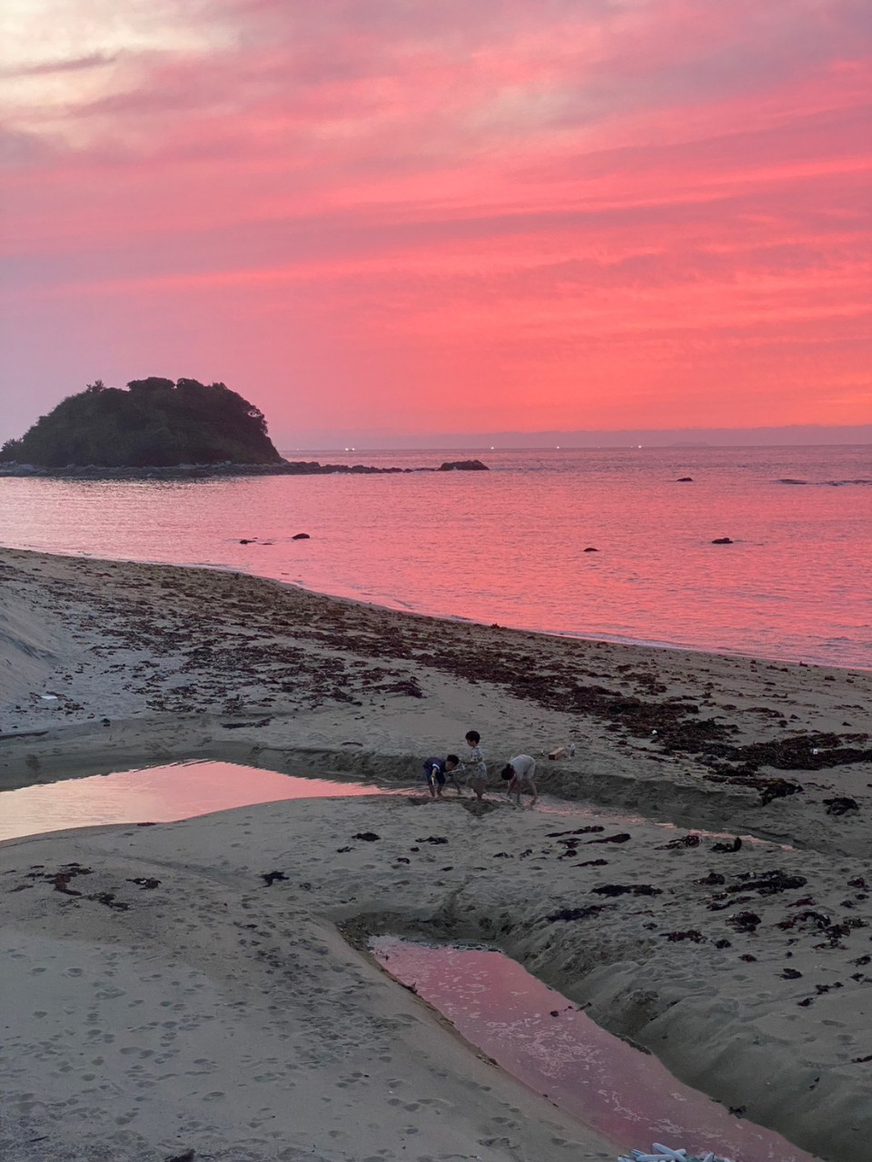 志賀島沖津宮のシルエットと夕日