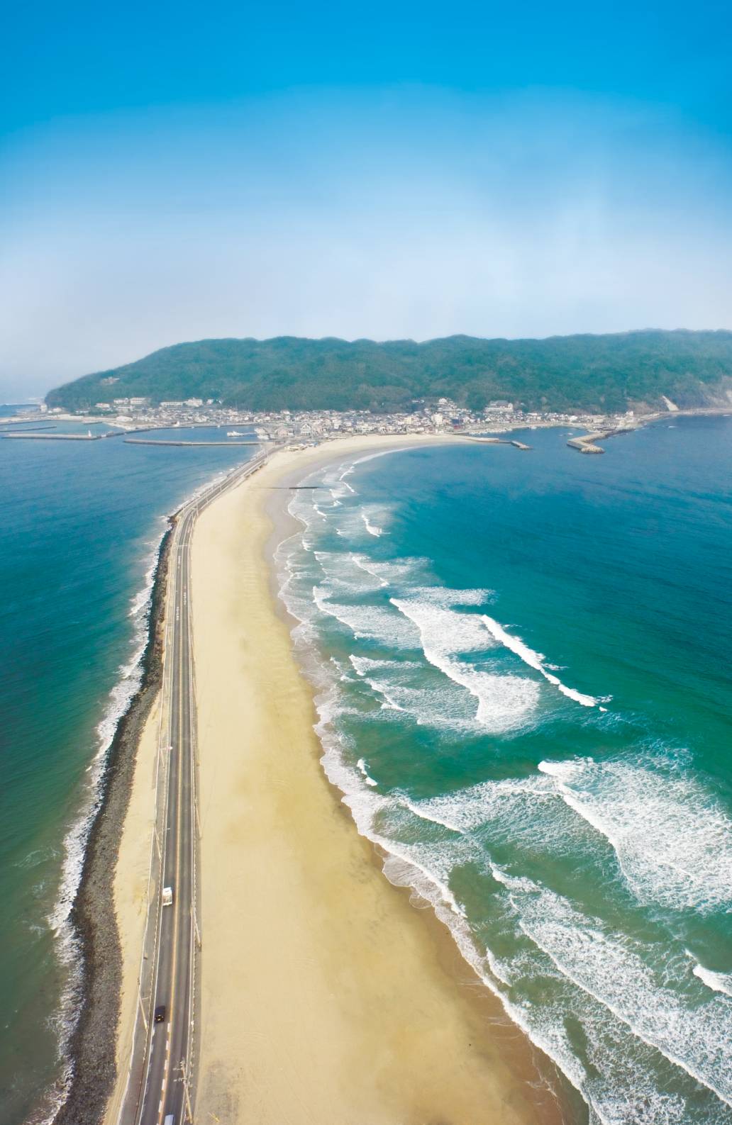 志賀島 空撮 — 砂浜と海