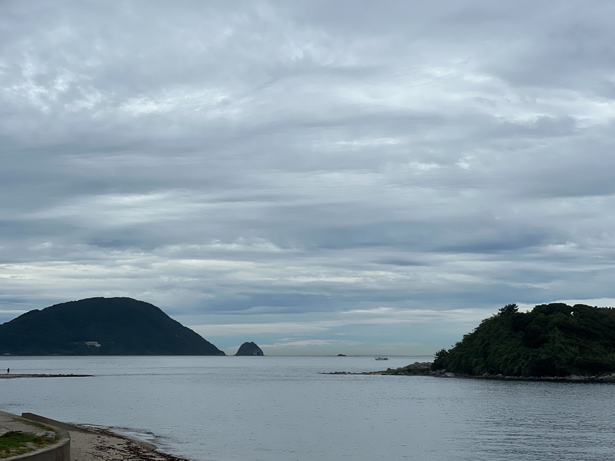 玄海島と遠くに見える壱岐・対馬