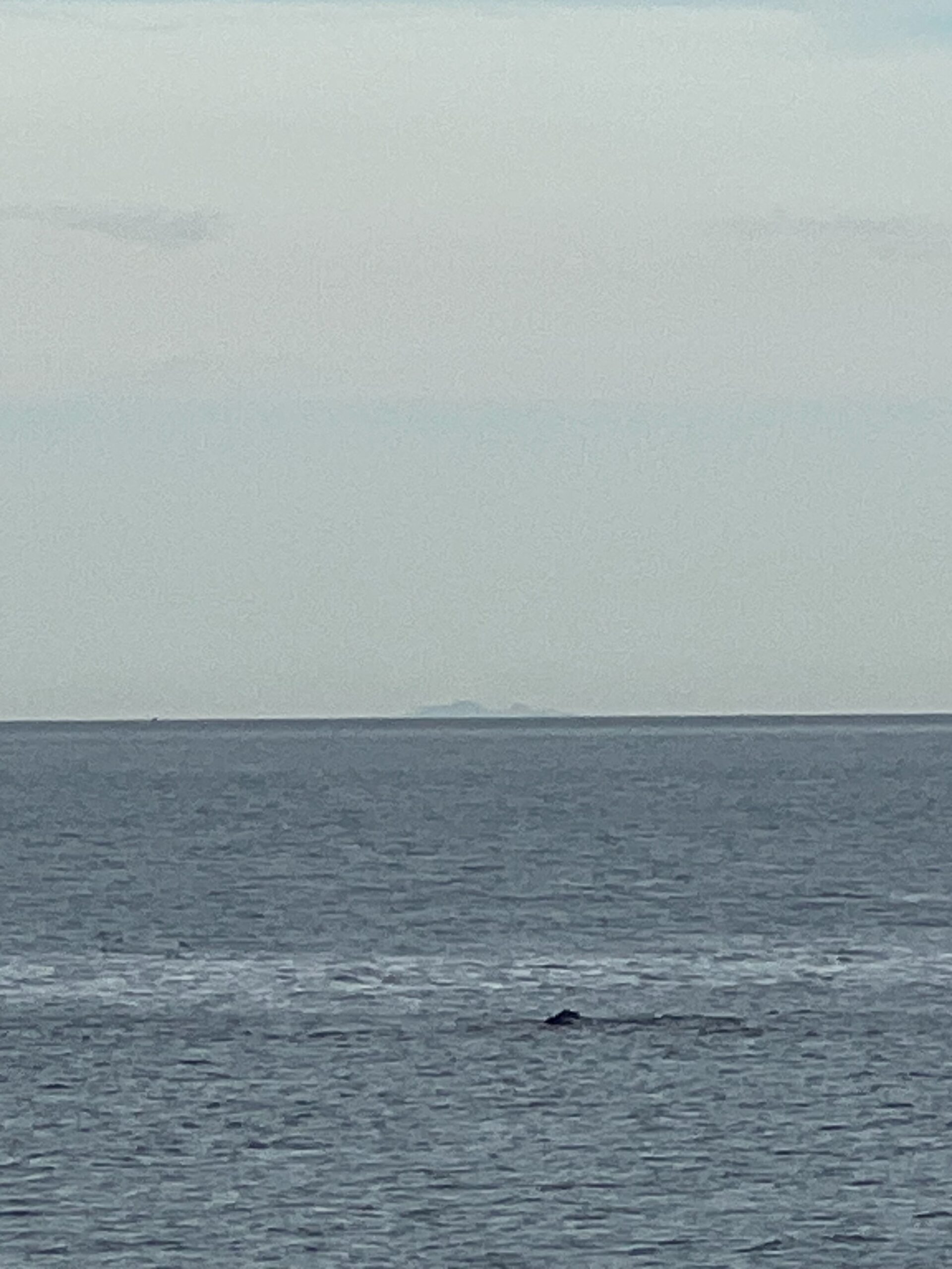 沖ノ島と遠くに見える灯台